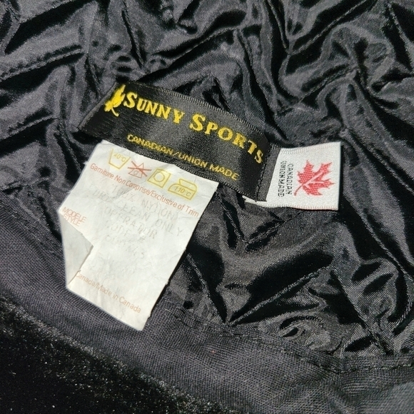 Winter red hat - Picture 4 of 4